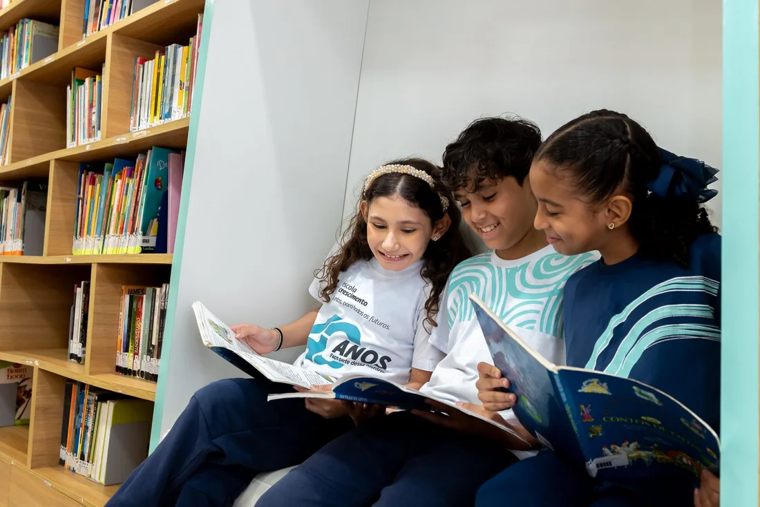 Estudantes da Escola Crescimento compartilhando a leitura na biblioteca