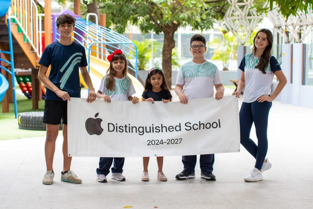 Estudantes com a identificação Apple Distinguished School 2024–2027
