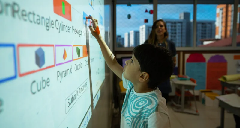 Estudante participando de atividade de inglês em sala de aula