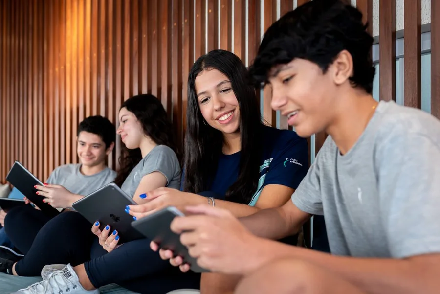 Estudantes criando e aprendendo com ferramentas digitais