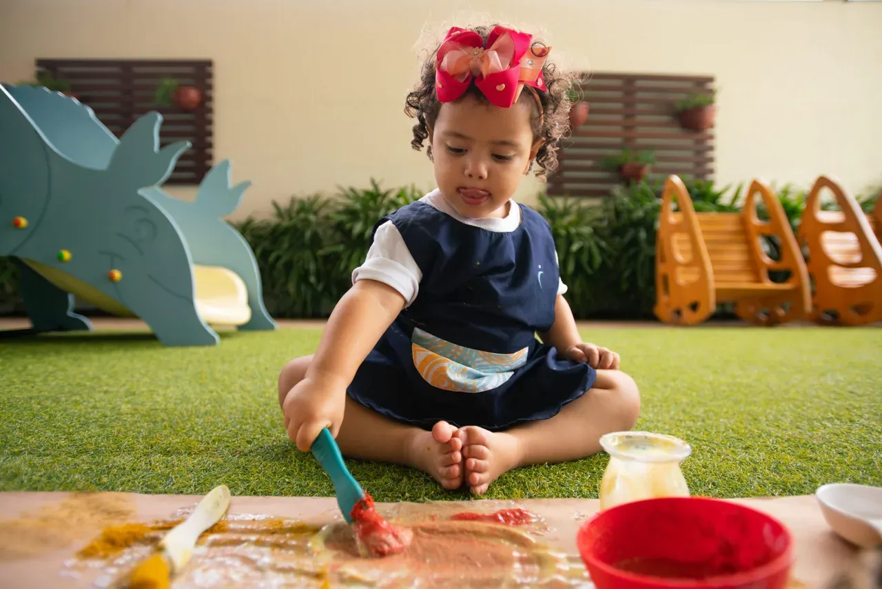 Criança explorando uma atividade artística ao ar livre