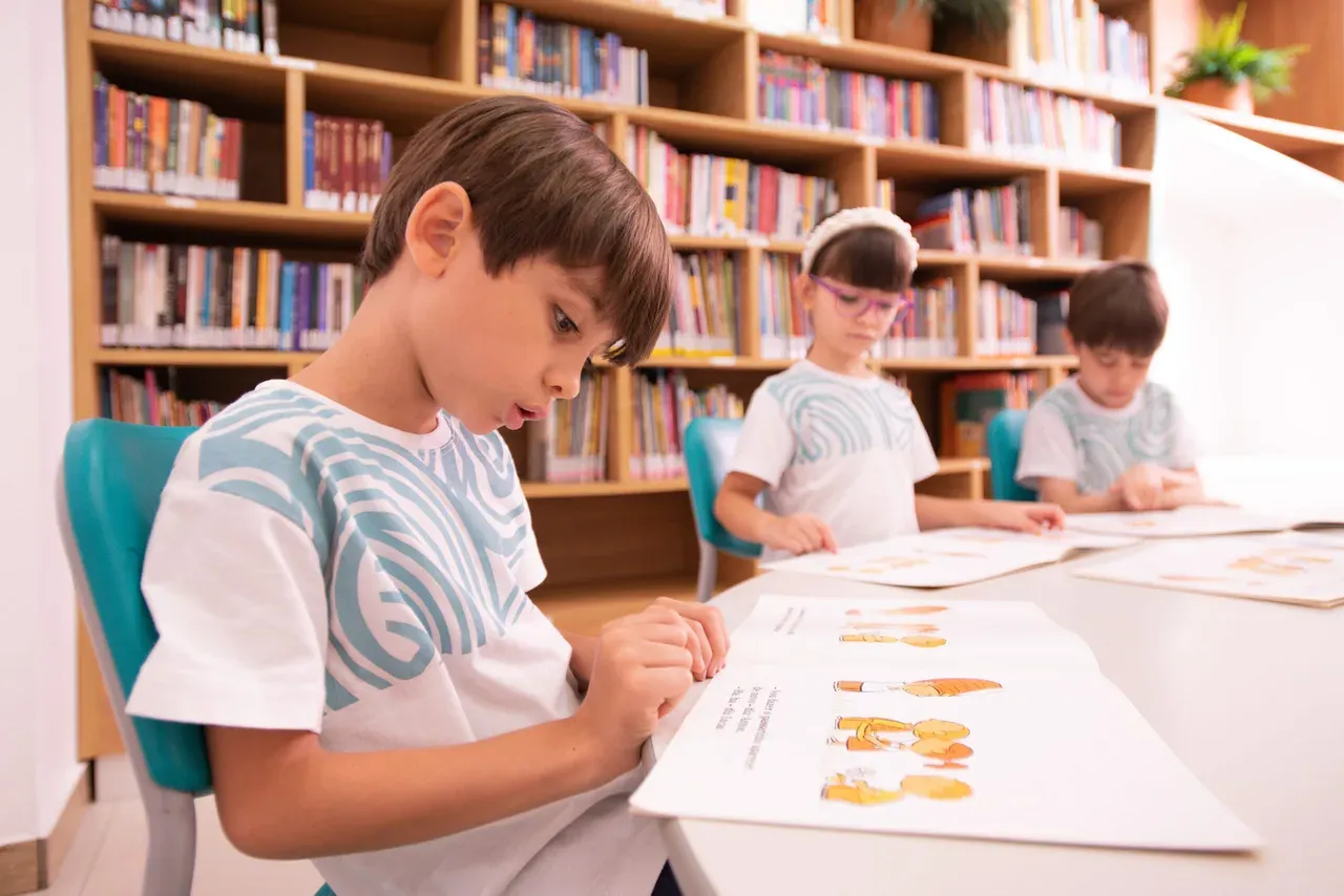 Estudantes explorando leituras e construindo conhecimentos na biblioteca