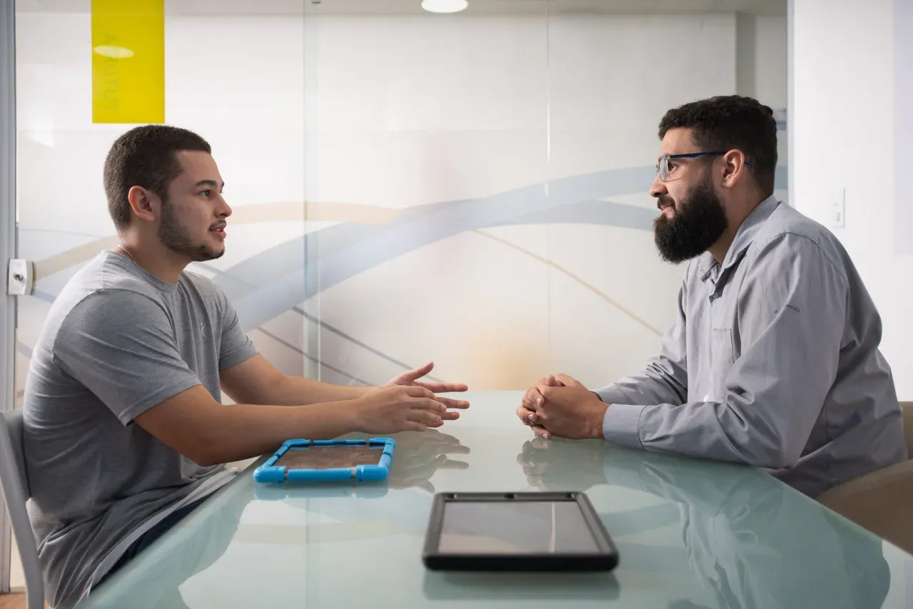 Estudante em conversa com um profissional da escola