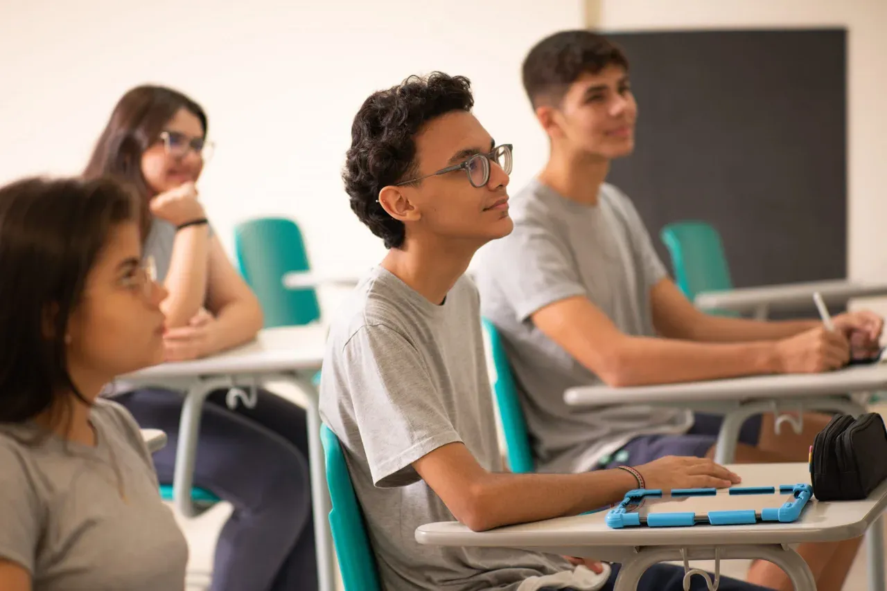 Estudantes do Ensino Médio participando de uma aula na Escola Crescimento