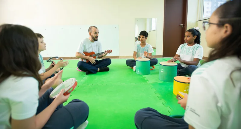 Alunos e professor em uma vivência de musicalização